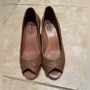 2/$30 - GAIMO Women's Brown Peep Toe Heels
